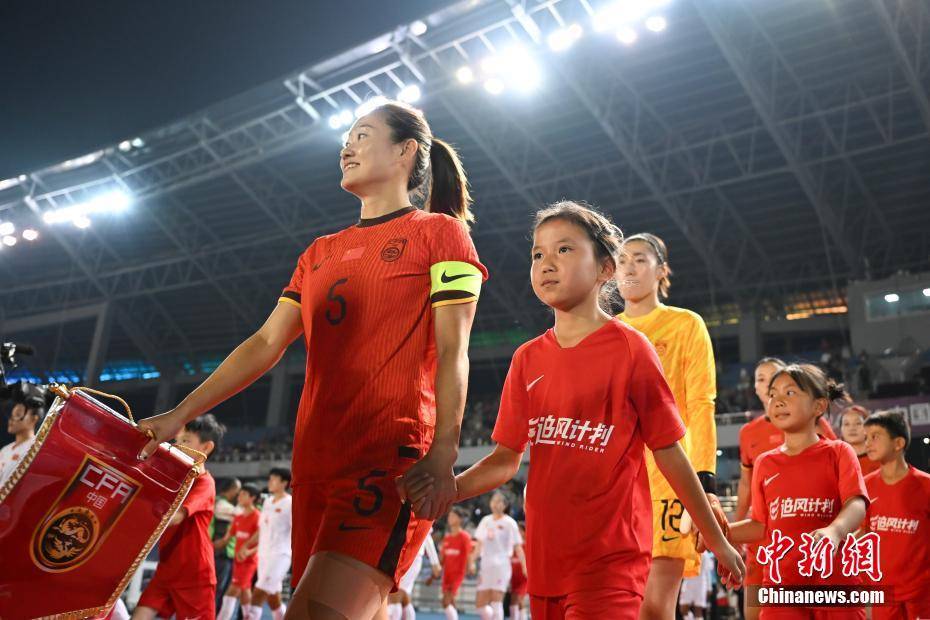 亚洲女足锦标赛中，中国队员取得精彩进球
